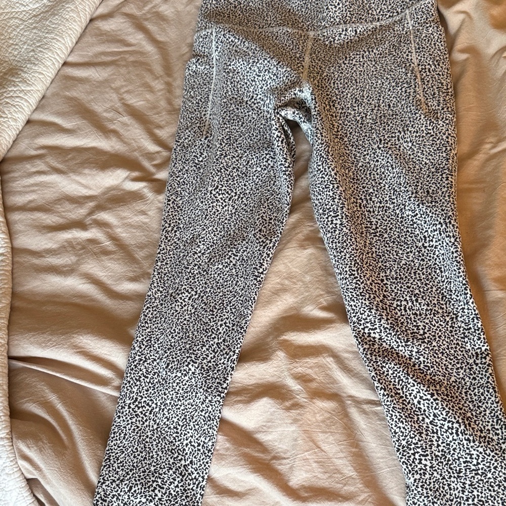 Athleta Salutation Stash II pocket Black and White Abstract Leggings 25” size S